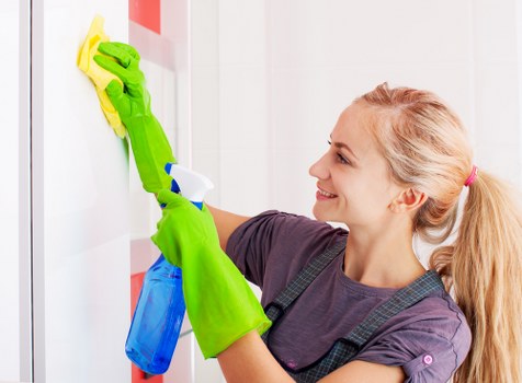 Professional carpet cleaner in Battersea deep cleaning a living room carpet